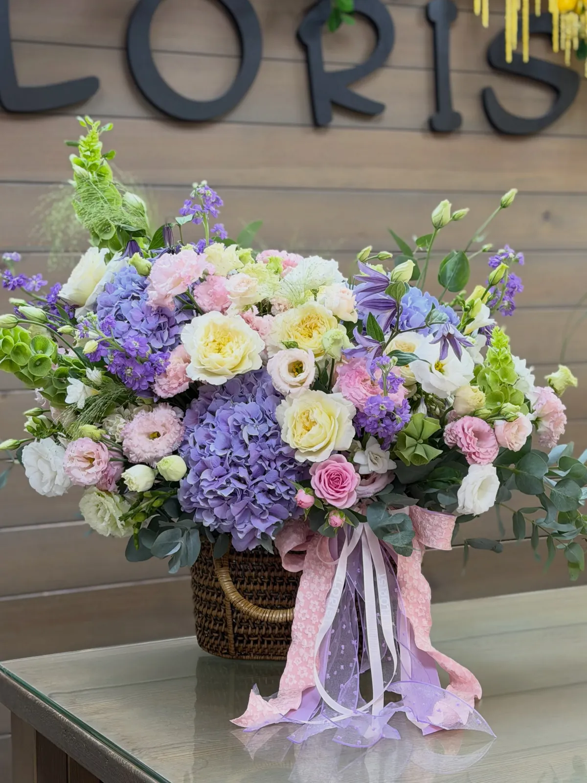 Фірмове пакування букета Florist House — жовтий крафт-папір і стрічка з лого